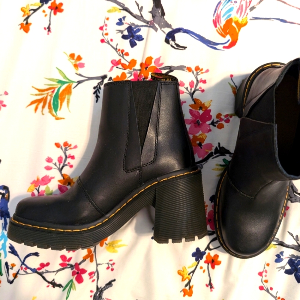 Wms Dr. Marten boots size 8